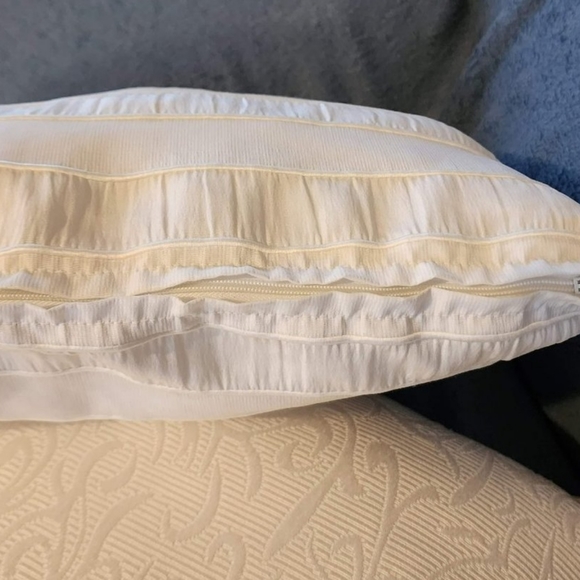 AS NEW 2x 40cm square cream colour cushions w removal covers - Picture 4 of 6